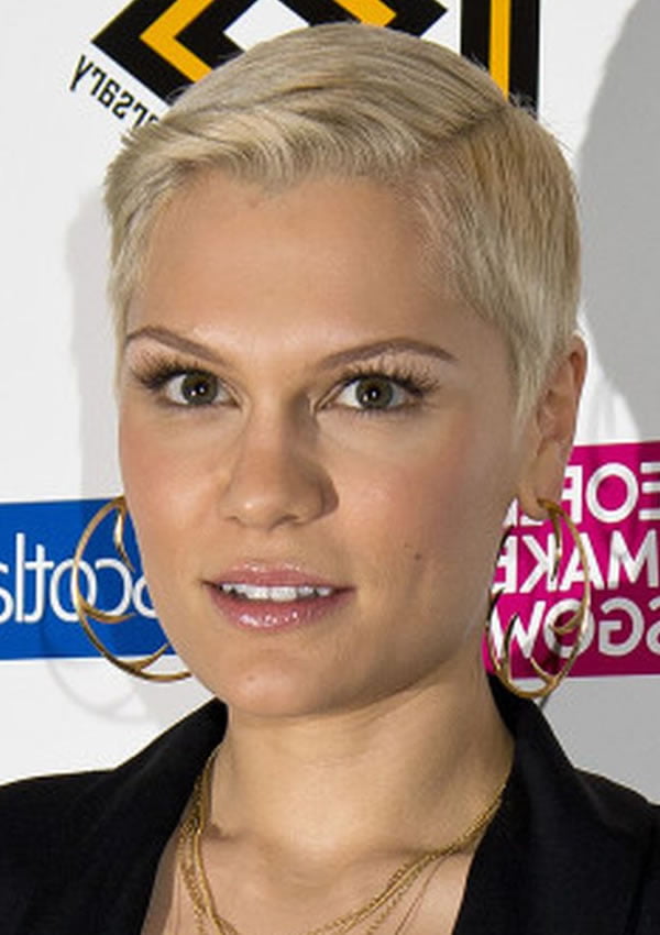 Short haircuts and hairstyles for women in 2021 Page 7 of 9