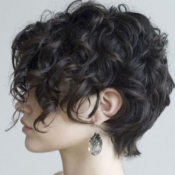 Short haircuts for wavy/curly hair in 2021-2022