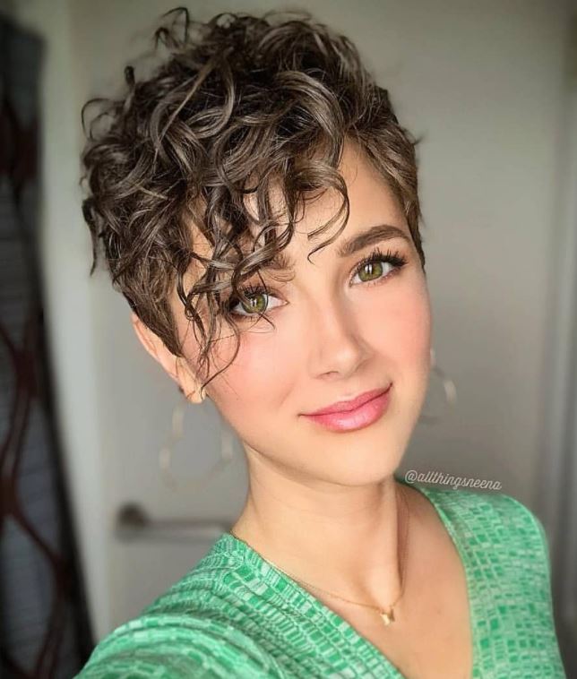 Short haircuts for wavy/curly hair in 2021-2022