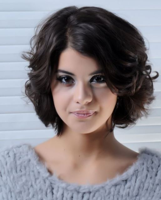Short haircuts for wavy hair in 2021-2022
