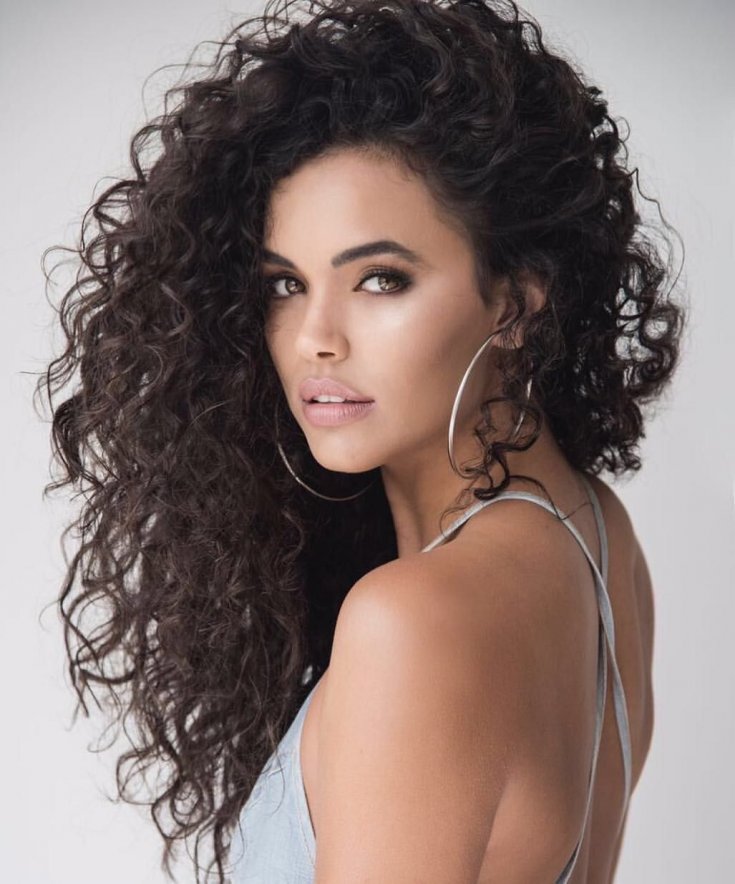 Curly hairstyles for women in 2022-2023