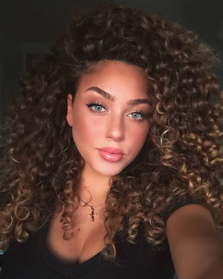Curly hairstyles for women in 2022-2023